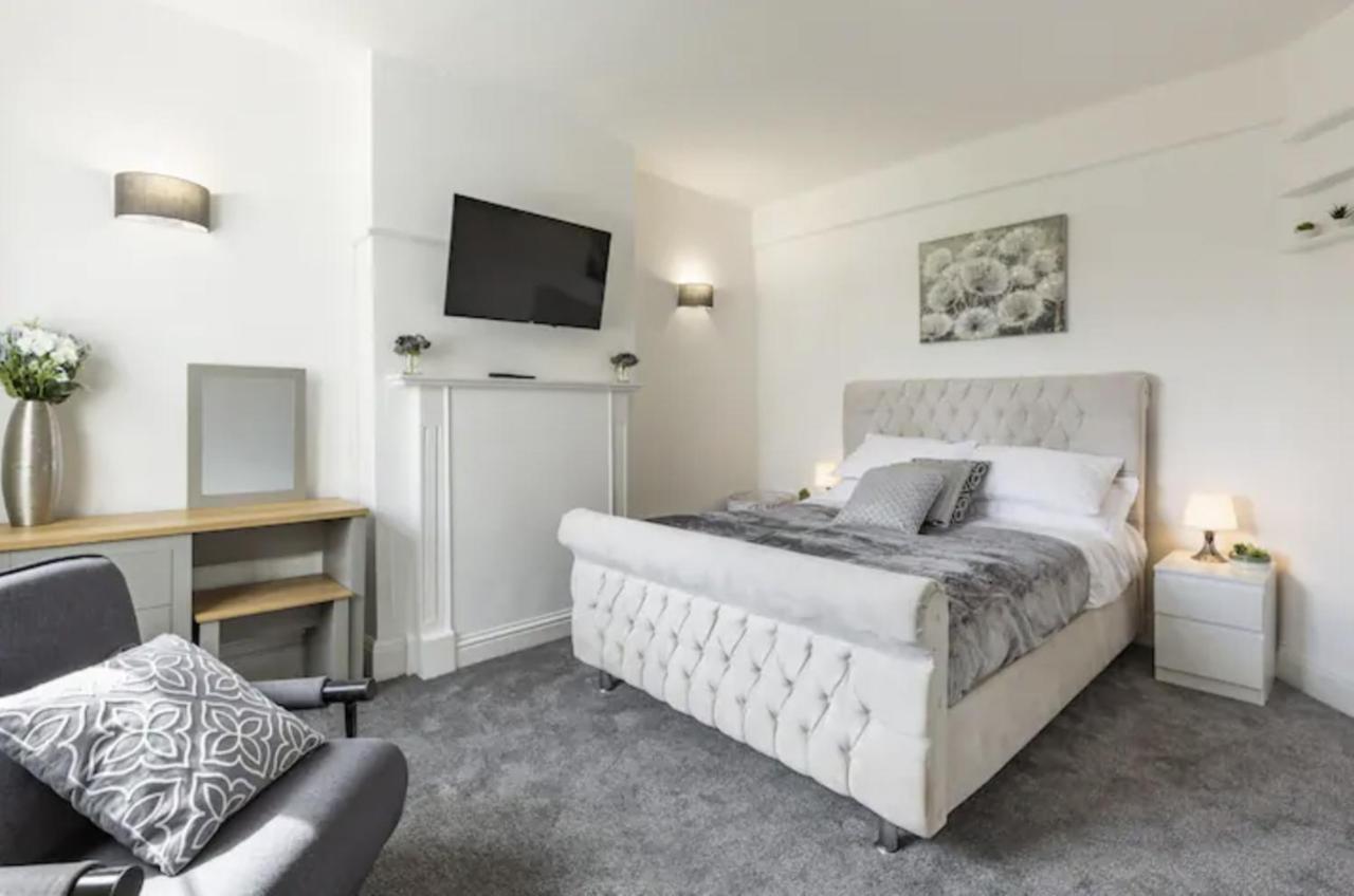 Luxury 3-Bed Apartment Near To London With Parking Hornchurch Extérieur photo