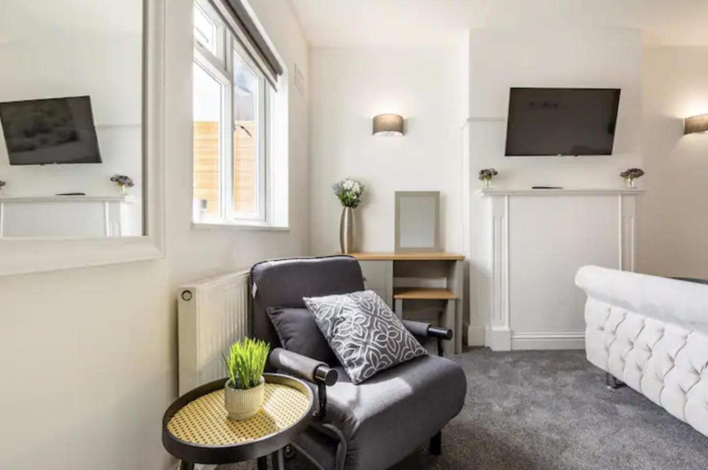 Luxury 3-Bed Apartment Near To London With Parking Hornchurch Chambre photo