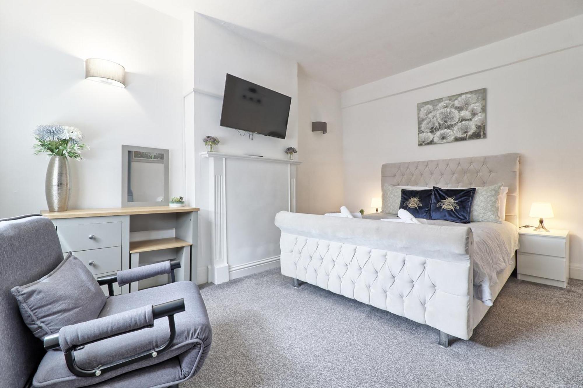 Luxury 3-Bed Apartment Near To London With Parking Hornchurch Extérieur photo